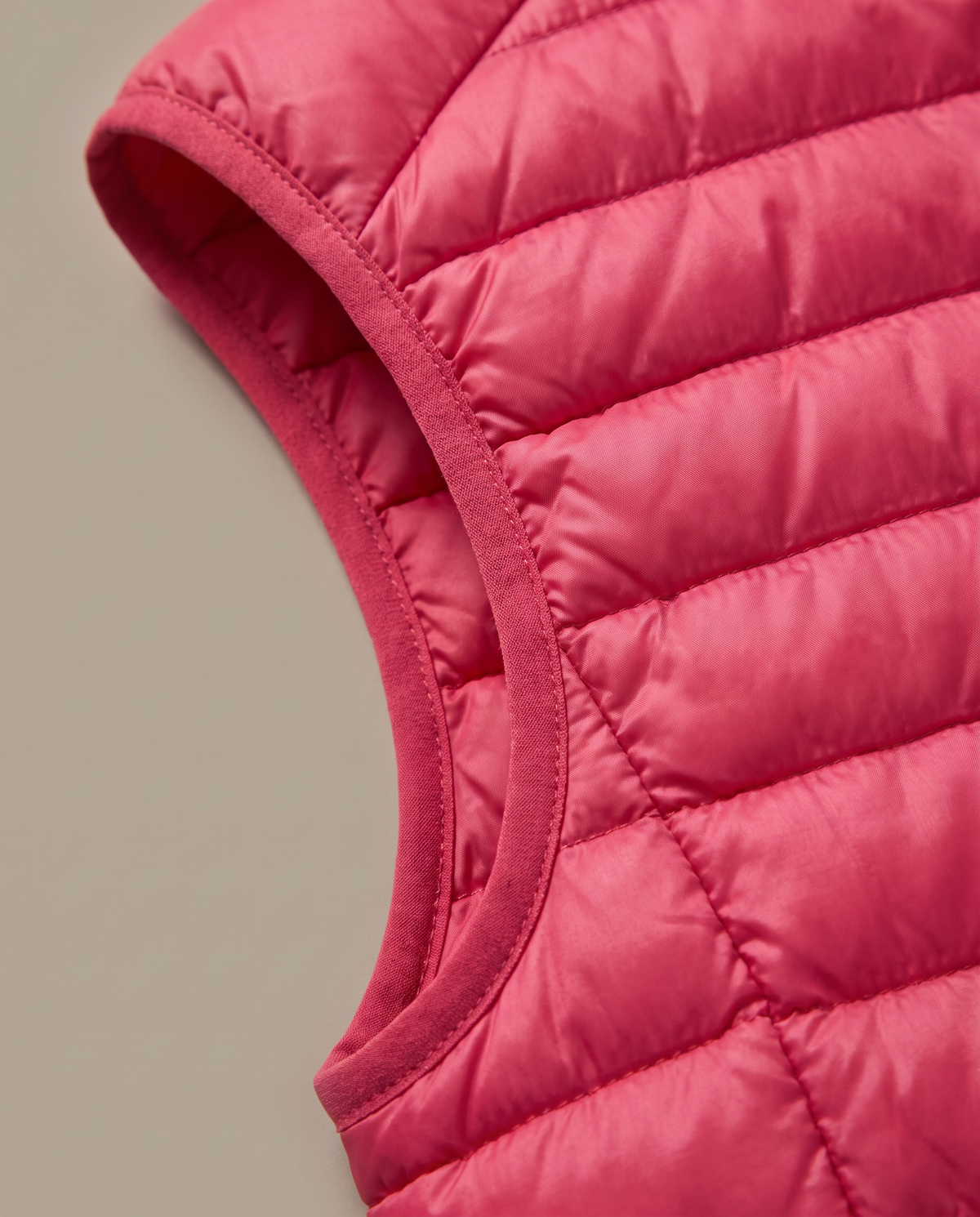Hopper red sleeveless puffer gilet, fabric and construction close-up